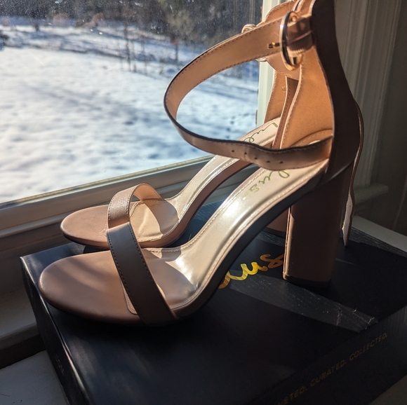 Lulu's 4" "Kamali Light Nude Ankle Strap Heels" size 9 - Picture 2 of 4